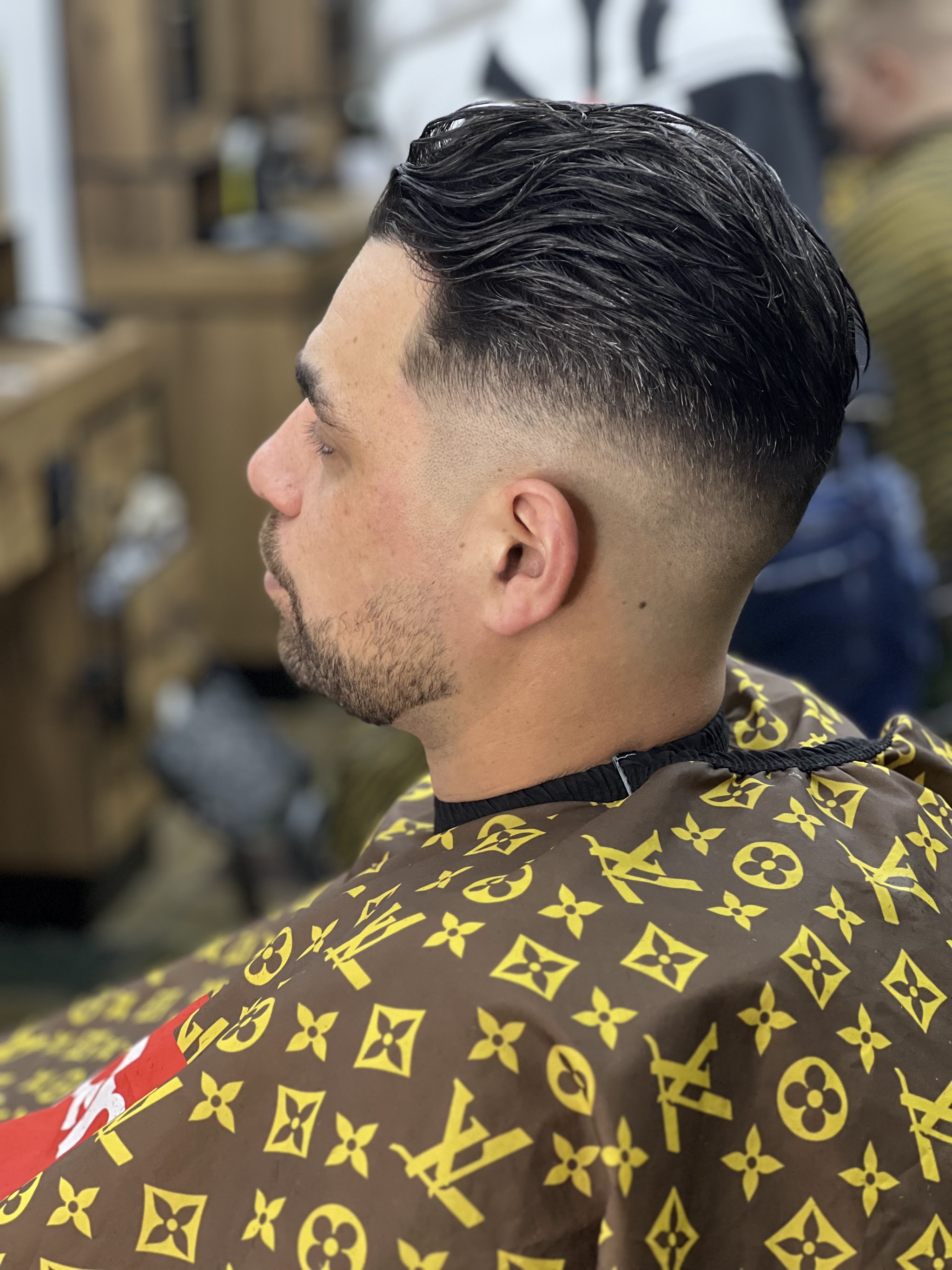 Zijaanzicht van een fade met achterover gekamd haar
