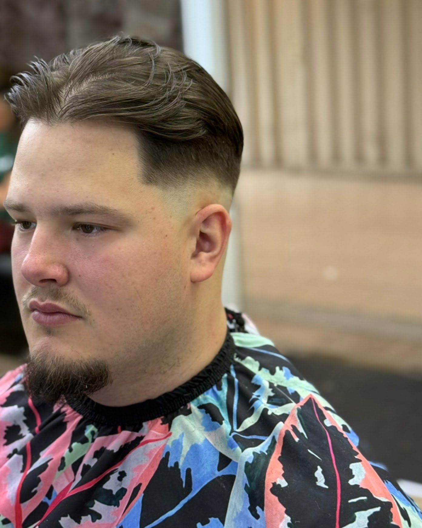 Klant met een textured crop, skin fade en verzorgde baard